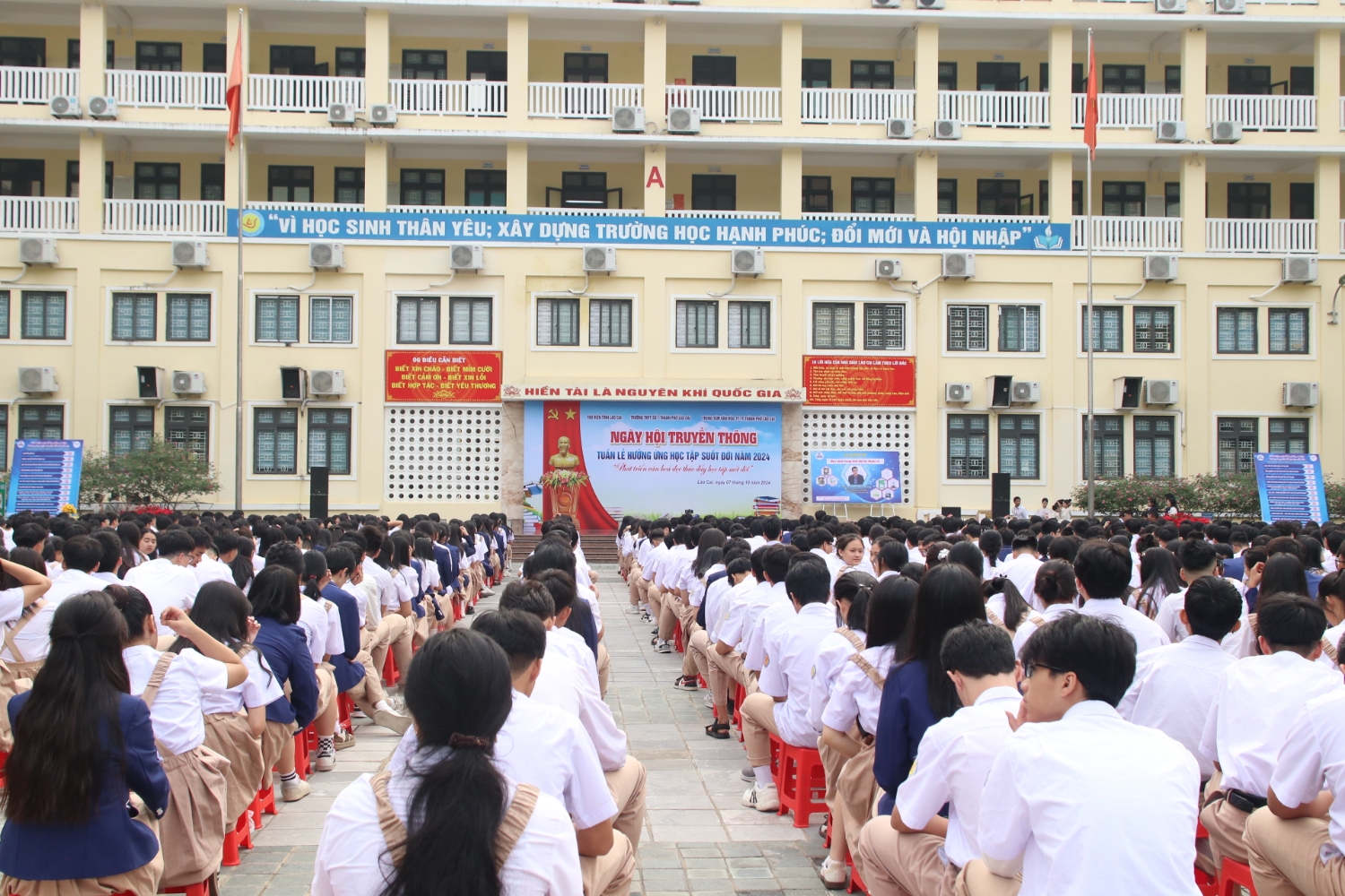 Quang cảnh ngày hội