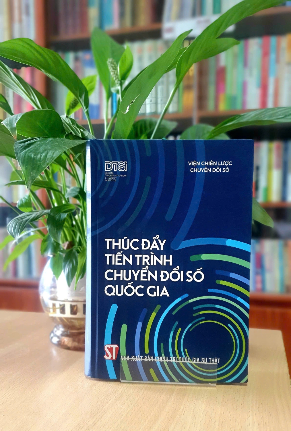 Cuốn sách: “Thúc đẩy tiến trình chuyển đổi số quốc gia”