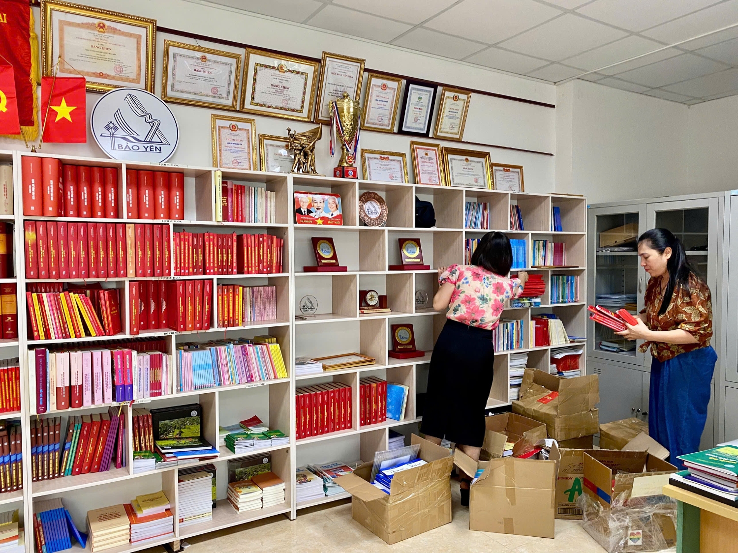 Cán bộ Thư viện tỉnh thực hiện công tác sưu tầm tài liệu tại huyện Bảo Yên