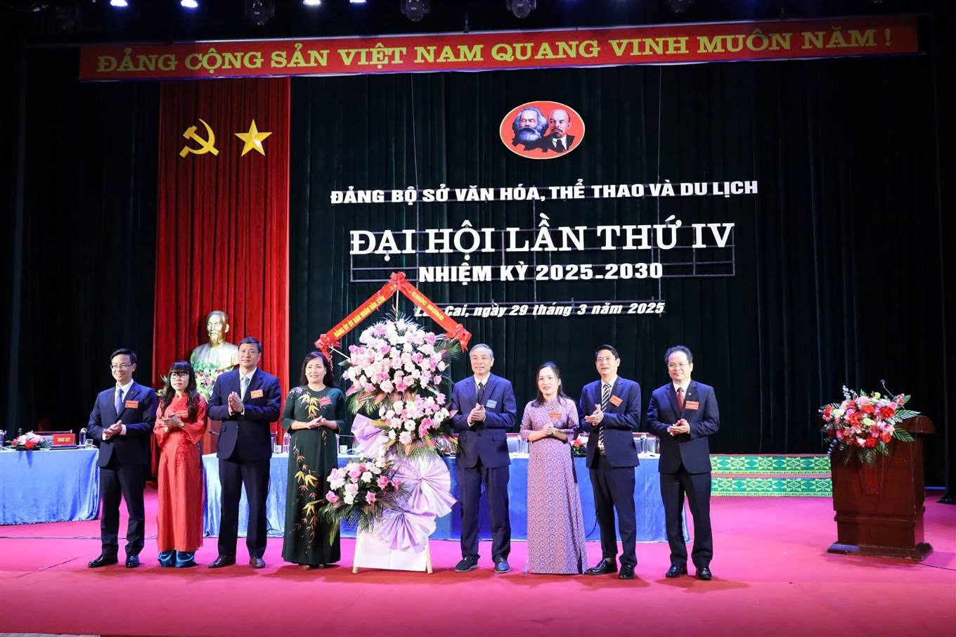 Đồng chí Hoàng Đăng Khoa, Tỉnh ủy viên, Phó Bí thư Đảng ủy UBND tỉnh tặng lẵng hoa của Đảng ủy UBND tỉnh chúc mừng đại hội.