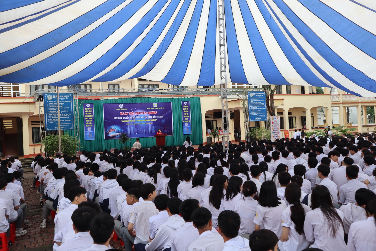 Quang cảnh ngày hội