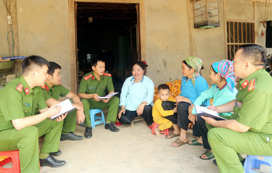 Đại úy Giàng Seo Chỉnh (người thứ 3 từ trái sang) luôn gần gũi, gắn bó với Nhân dân.