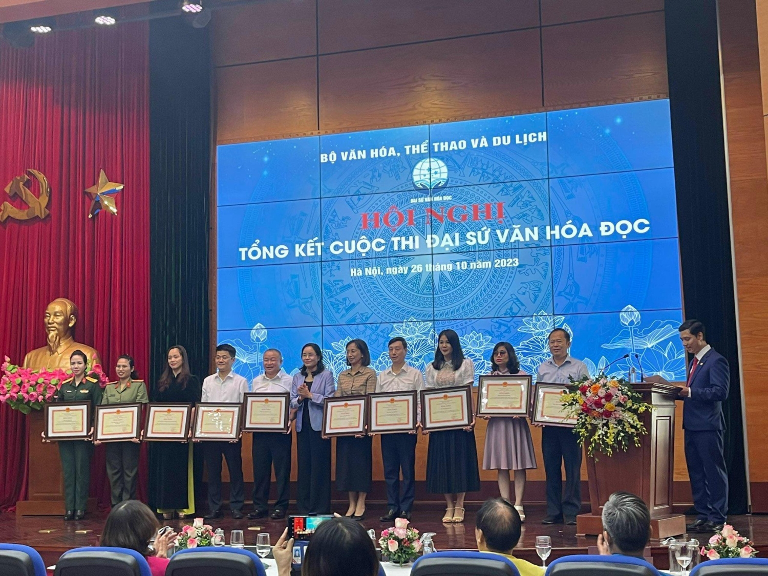 Thứ trưởng Trịnh Thị Thủy trao Bằng khen của Bộ trưởng Bộ VHTTDL cho các tập thể có thành tích xuất sắc trong triển khai tổ chức Cuộc thi Đại sứ Văn hóa đọc từ năm 2019-2022