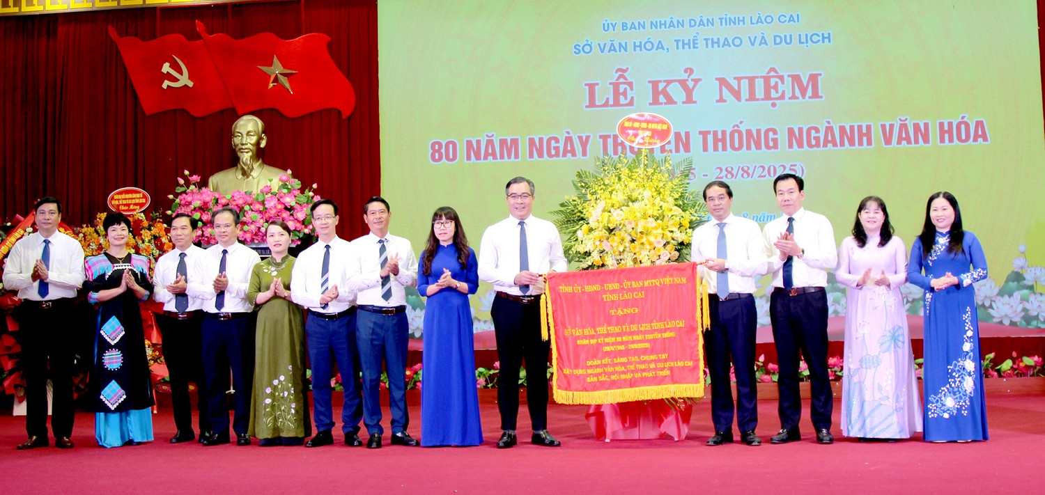 Tỉnh ủy - HĐND - UBND - Ủy ban MTTQ Việt Nam tỉnh Lào Cai quyết định tặng bức Cờ thêu cho Sở Văn hóa, Thể thao và Du lịch.