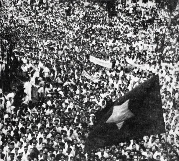 Ngày 19/8/1945, hàng vạn người dân Thủ đô dự mít-tinh tại Quảng trường Nhà hát Lớn thành phố chào mừng thắng lợi của Cách mạng Tháng Tám. (Ảnh: Tư liệu TTXVN)