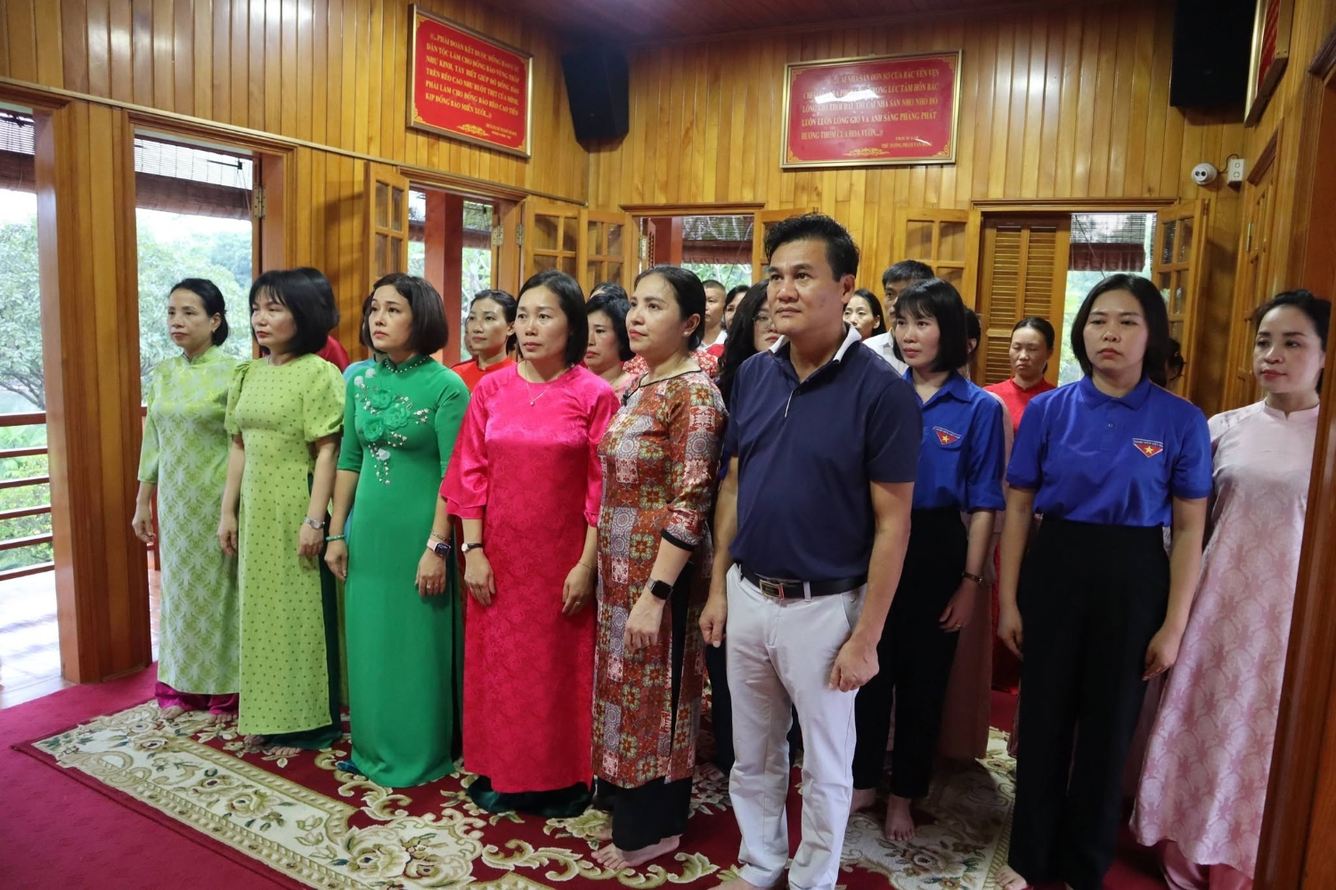 Đoàn tổ chức dâng hương tại Khu tưởng niệm Chủ tịch Hồ Chí Minh