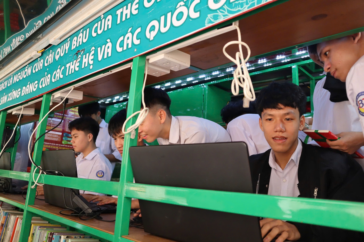 89631394027667886336