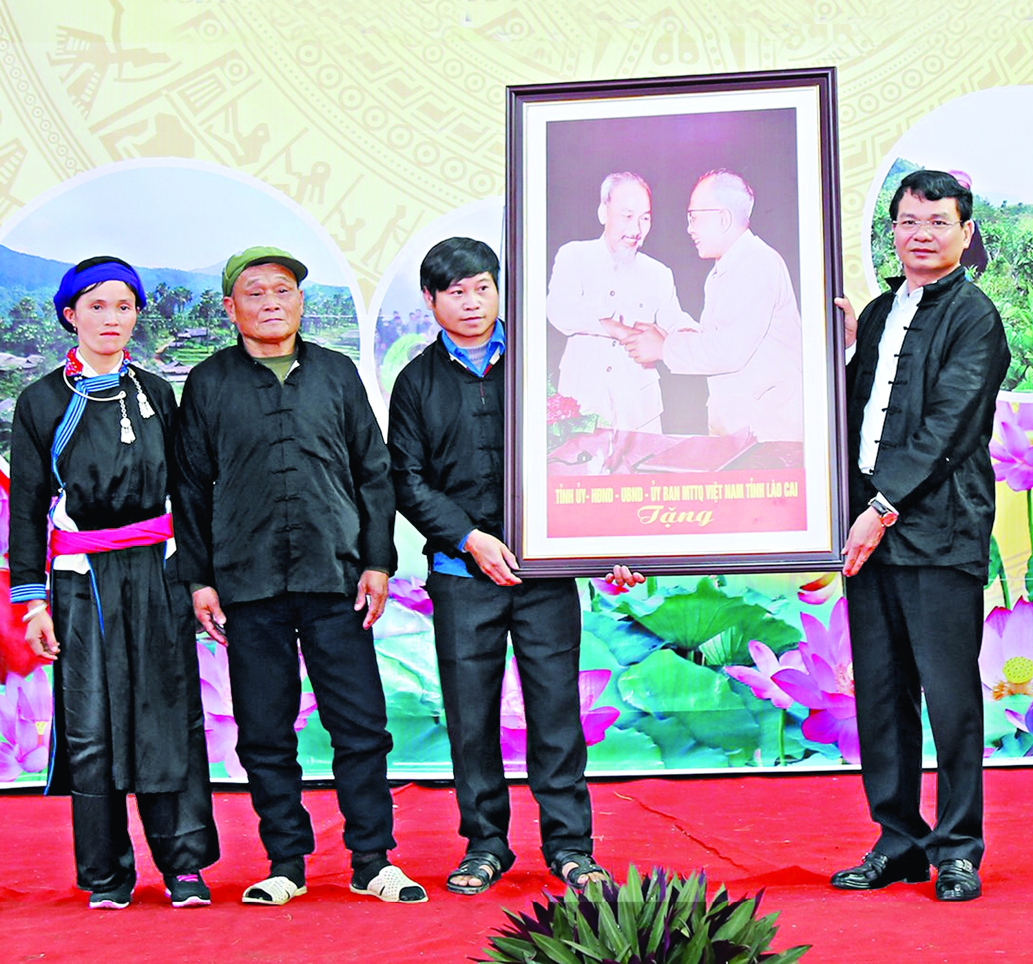 Bí thư Tỉnh uỷ Đặng Xuân Phong tặng bức ảnh "Bác Hồ với Bác Tôn" cho thôn Đội 2, xã Bản Liền (huyện Bắc Hà) trong dịp tổ chức Ngày hội Đại đoàn kết toàn dân tộc (5/11/2021).  Ảnh: Thành Phú