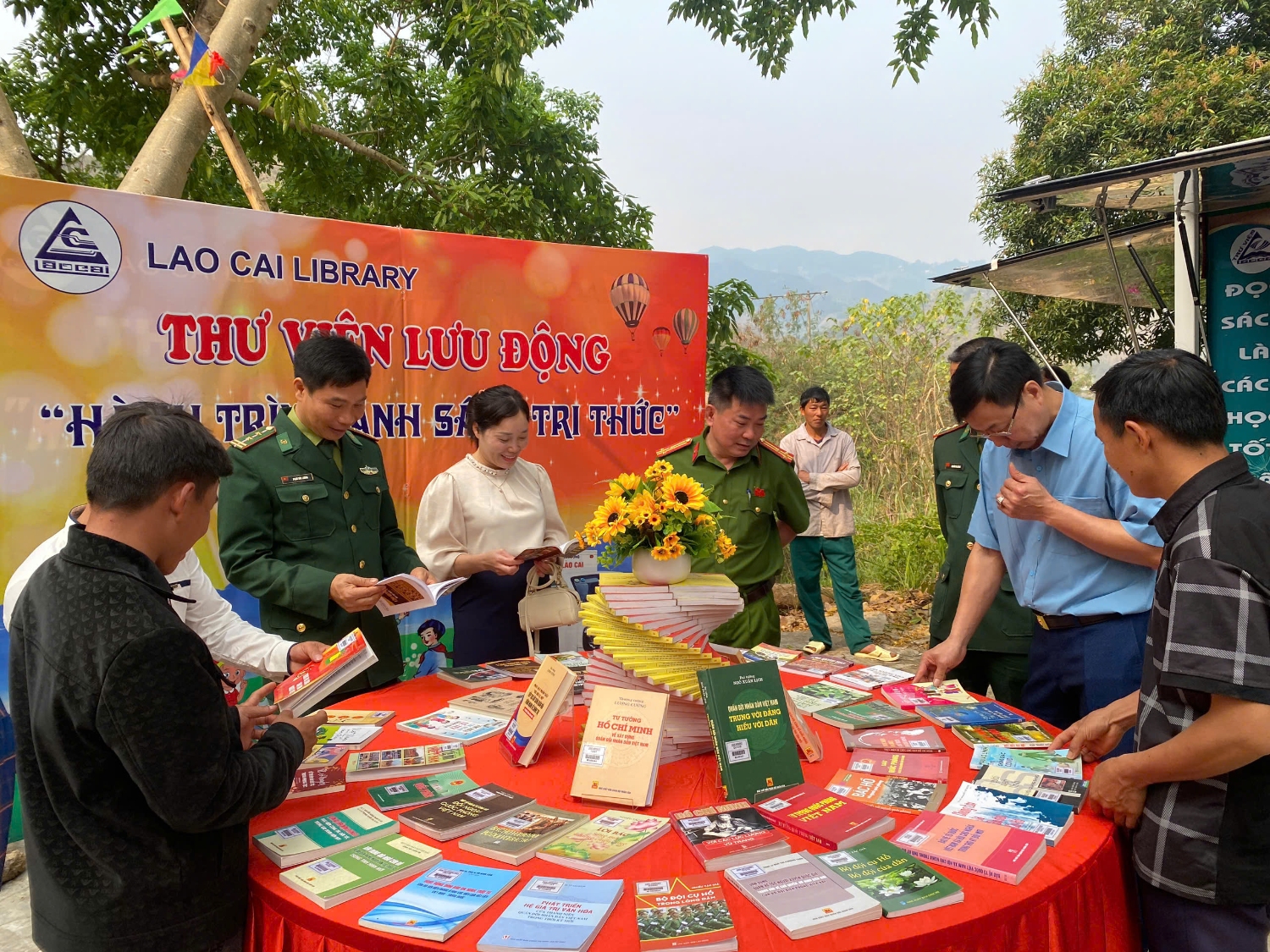 Cán bộ chiến sỹ và nhân dân tham quan khu trưng bày