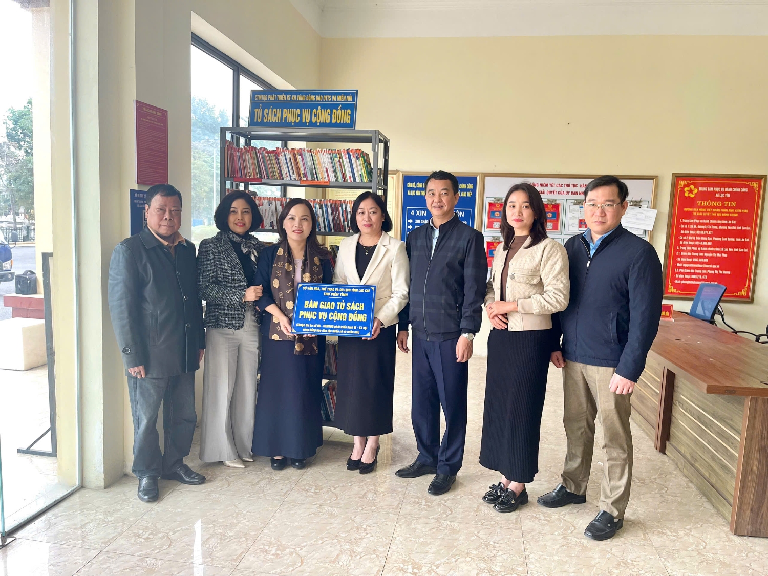 Lãnh đạo Sở Văn hóa, Thể thao và Du lịch tỉnh Lào Cai, lãnh đạo Thư viện tỉnh Lào Cai bàn giao tủ sách cộng đồng tại xã Lục Yên