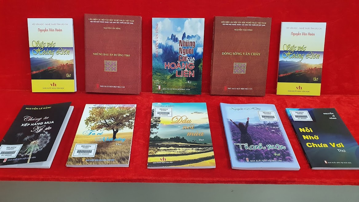 Thư viện tỉnh tiếp nhận sách từ Hội Văn học Nghệ thuật tỉnh trao tặng