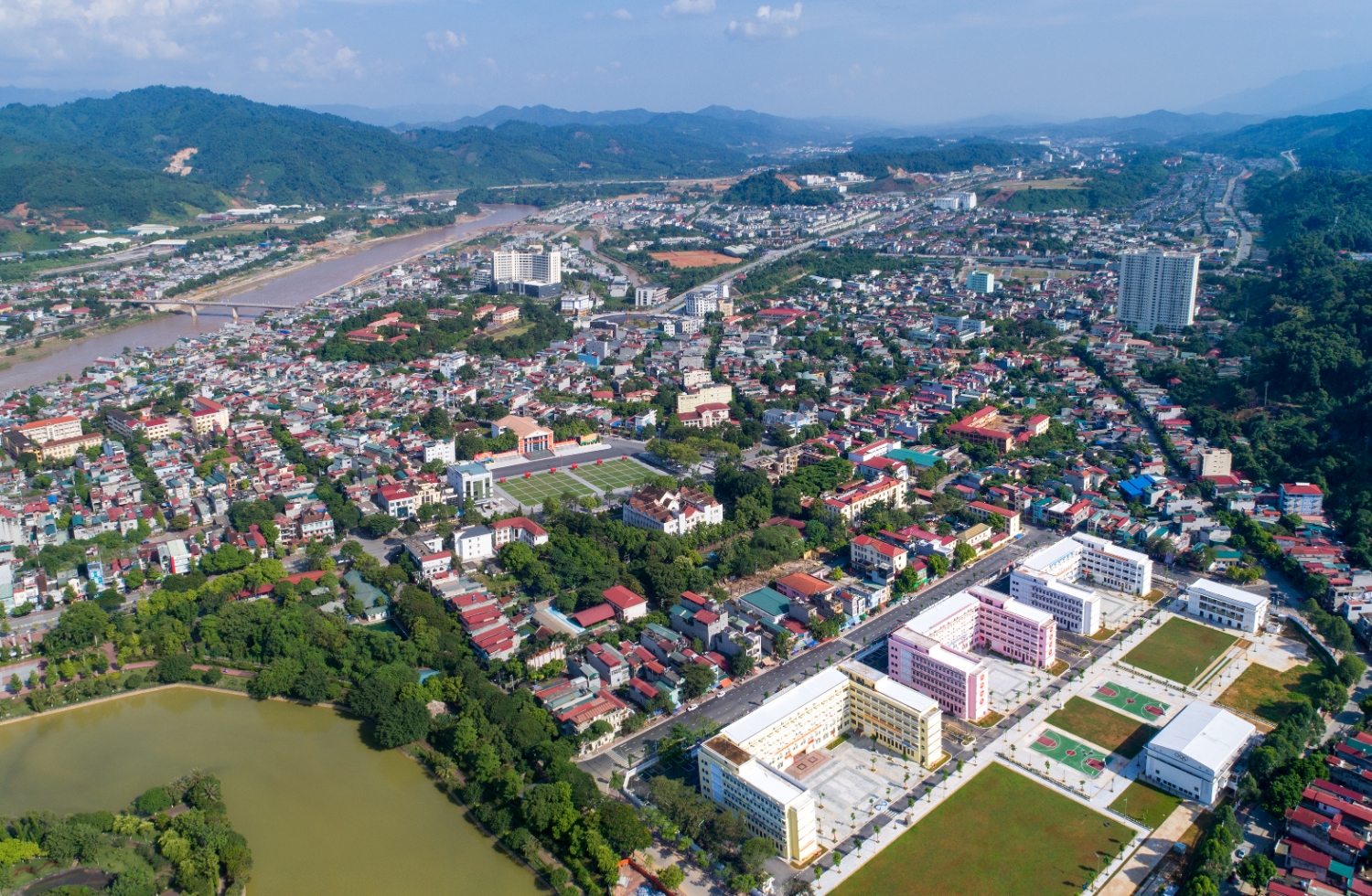 Thành phố Lào Cai hôm nay đã mang diện mạo mới.                  Ảnh: Ngọc Bằng