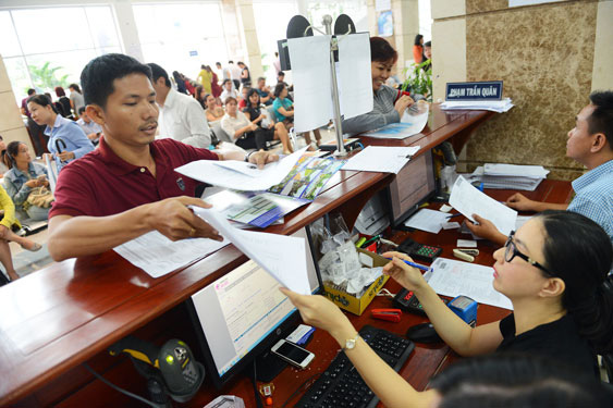 Doanh nghiệp và người dân làm thủ tục thuế tại Cục Thuế TP HCM - Ảnh: Hoàng Triều
