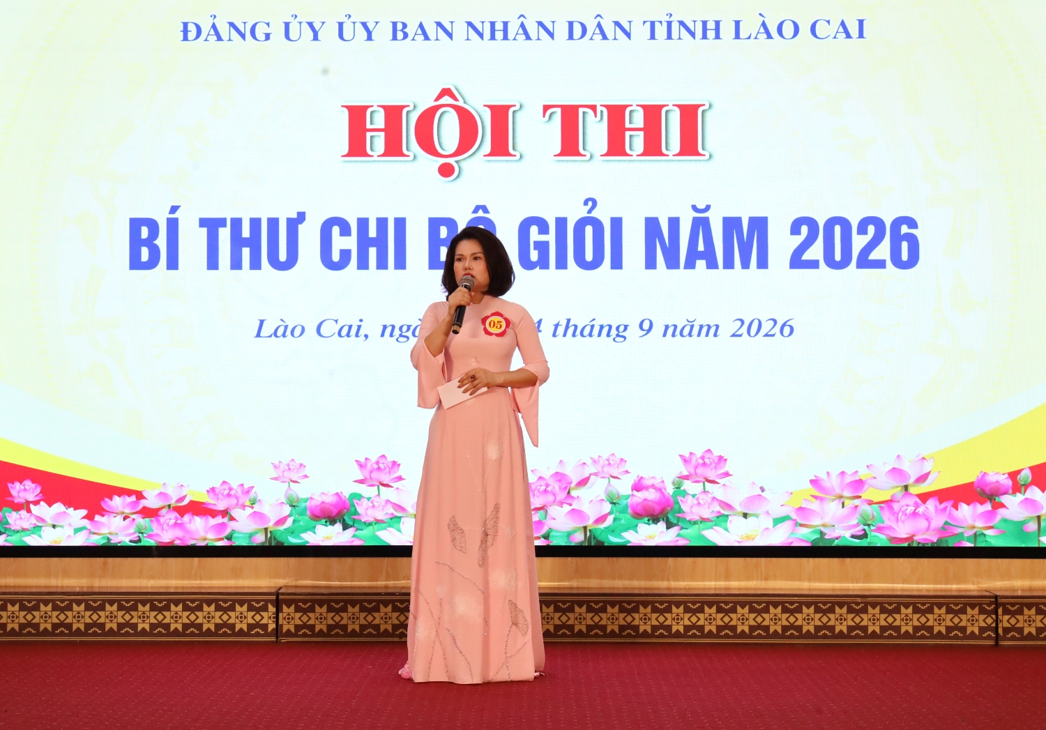 Phần thi trả lời câu hỏi xử lý tình huống của thí sinh Lê Thị Thanh Nga, Bí thư Chi bộ Trung tâm Thông tin và Hội nghị, Văn phòng UBND tỉnh