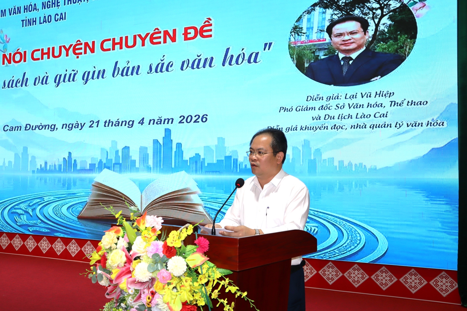 Diễn giả Lại Vũ Hiệp chia sẻ chuyên đề tại Trường PTDTNT THPT Lào Cai