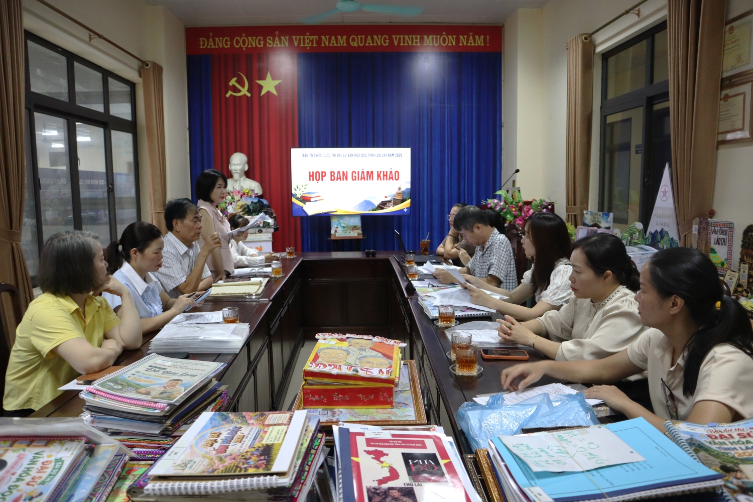 Quang cảnh cuộc họp