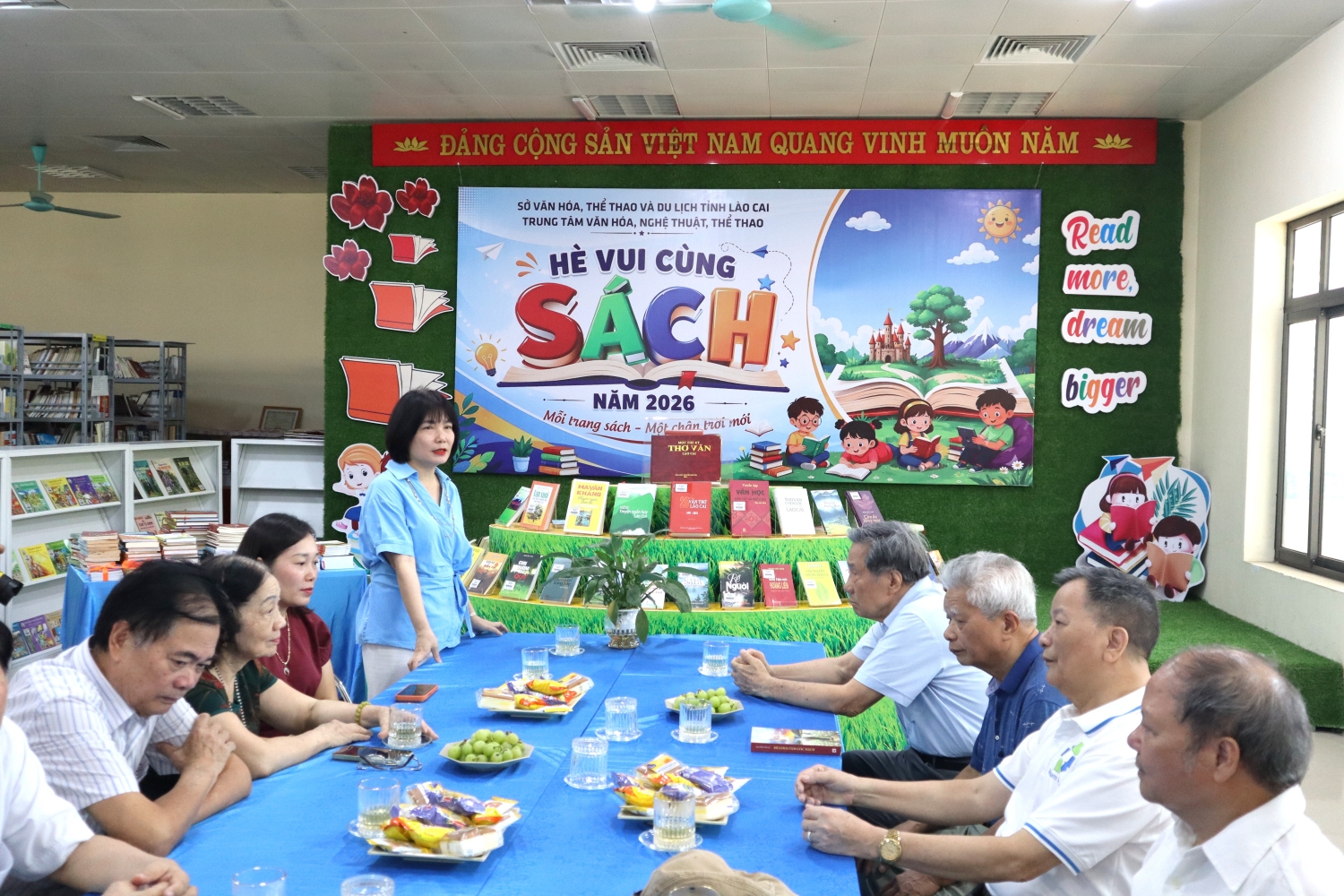 Quang cảnh buổi trao tặng