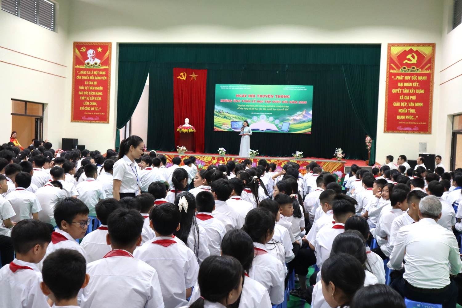 Quang cảnh ngày hội
