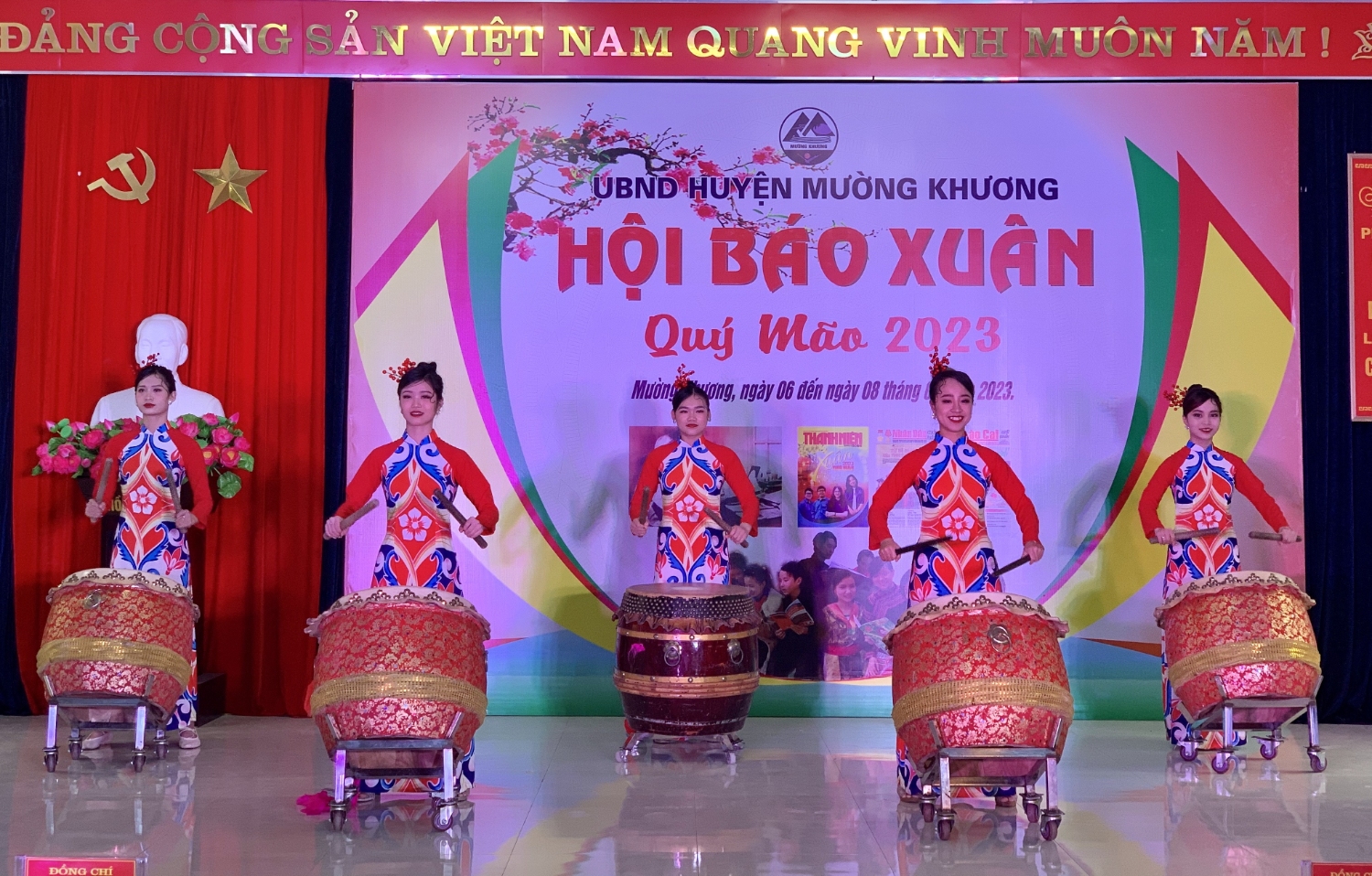 Tiết mục văn nghệ chào mừng buổi lễ.