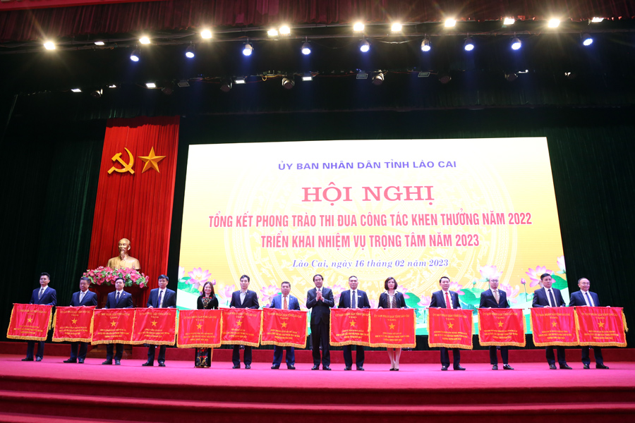 Tặng Cờ thi đua của UBND tỉnh cho các tập thể có thành tích xuất sắc trong phong trào thi đua năm 2022 của tỉnh.