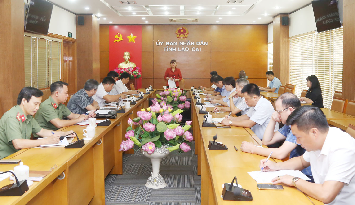 Quang cảnh cuộc họp