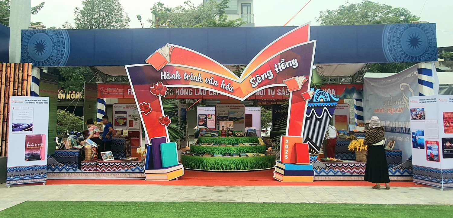 Toàn cảnh không gian bày ấn phẩm, tư liệu "Hành trình văn hóa sông Hồng".