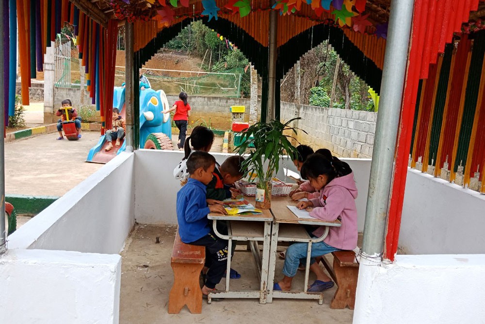Kinh tế phát triển, người dân thôn Tân Tiến chăm lo học hành cho con em.