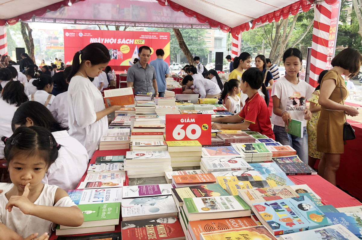 Hội chợ sách thu hút rất nhiều độc giả các lứa tuổi