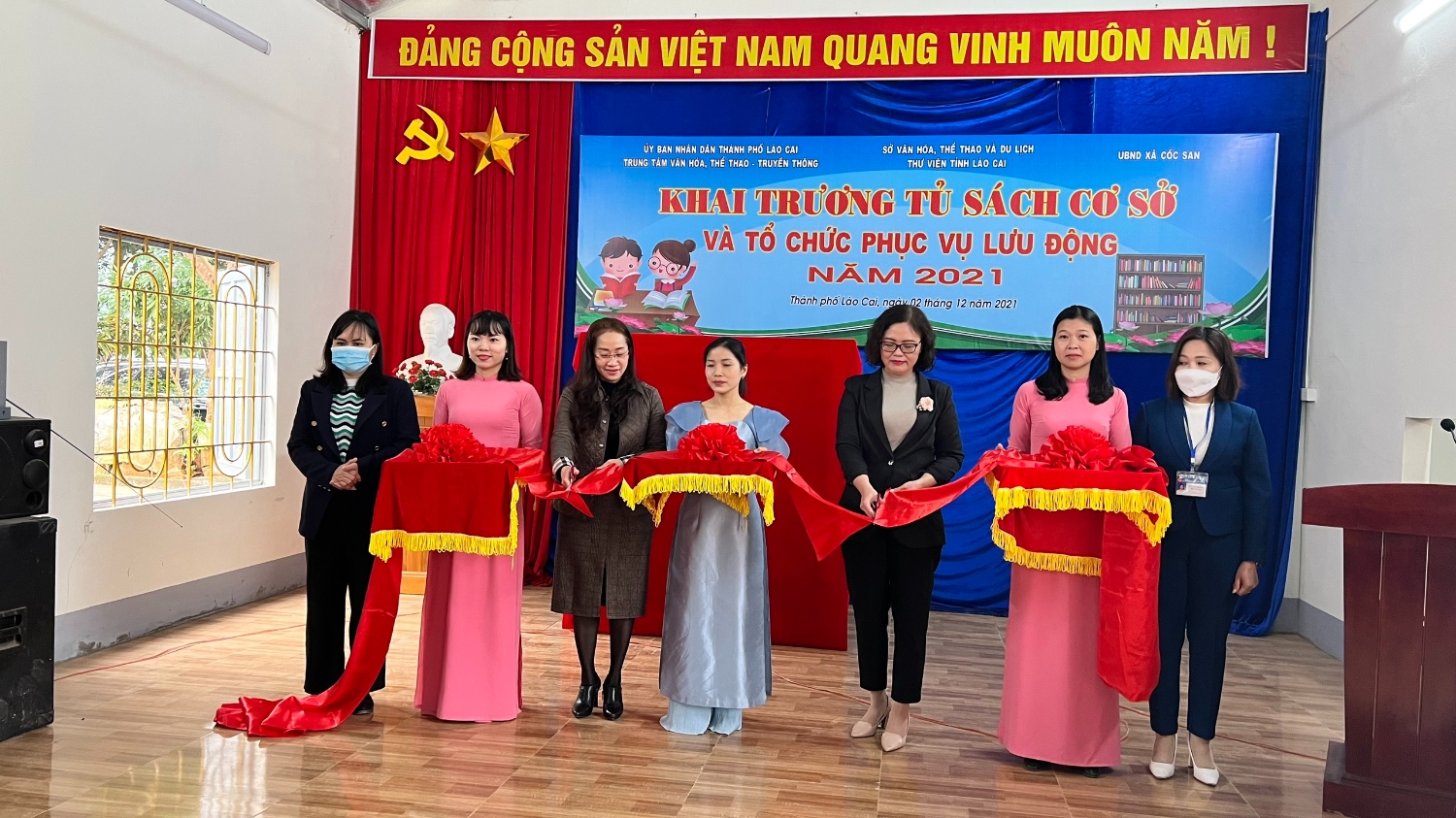 Cắt băng khai trương tủ sách