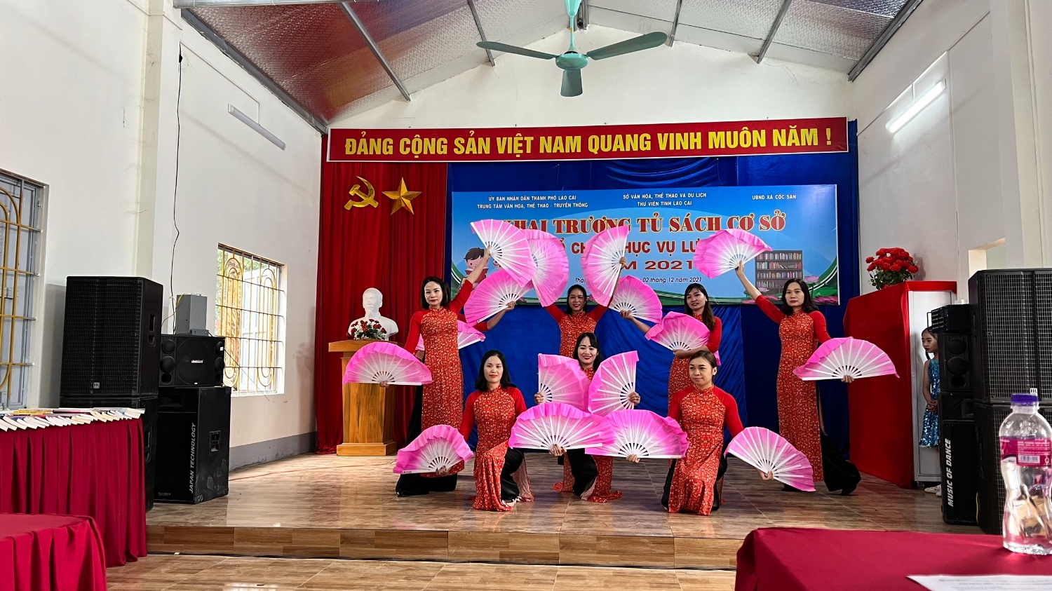 Văn nghệ chào mừng