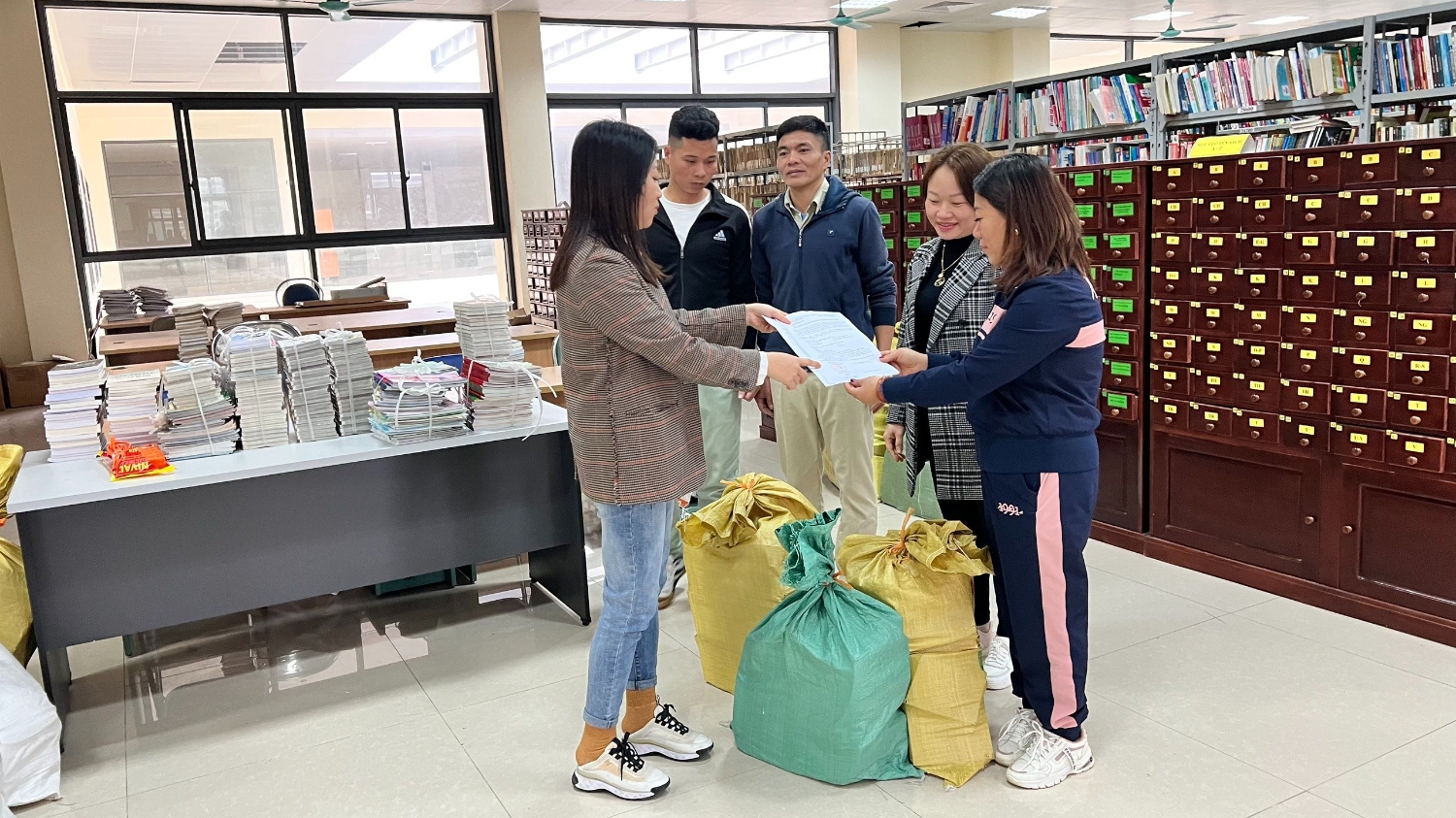 Cán bộ Thư viện tỉnh bàn giao và hướng dẫn nghiệp vụ cho cán bộ Cơ sở cai nghiện ma túy số 1