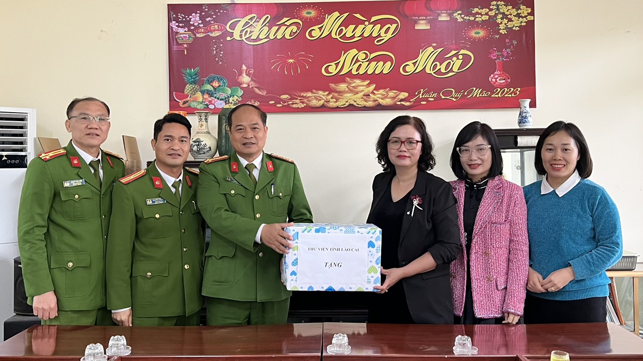 Lãnh đạo Thư viện tỉnh trao tặng sách cho Trại tạm giam